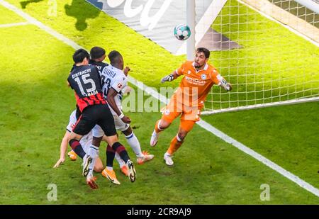 Frankfurt, Deutschland. September 2020. Andre Silva (2. L) aus Frankfurt gewinnt bei einem Bundesliga-Spiel zwischen Eintracht Frankfurt und Arminia Bielefeld am 19. September 2020 einen Torschützenkopf. Quelle: Kevin Voigt/Xinhua/Alamy Live News Stockfoto