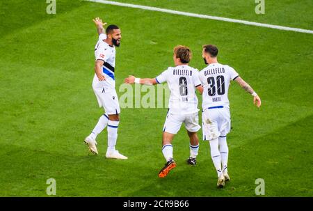 Frankfurt, Deutschland. September 2020. Cebio Soukou (L) aus Bielefeld feiert seinen Torreigen mit Ritsu Doan (C) und Marcel Hartel bei einem Bundesliga-Spiel zwischen Eintracht Frankfurt und Arminia Bielefeld in Frankfurt am 19. September 2020. Quelle: Kevin Voigt/Xinhua/Alamy Live News Stockfoto