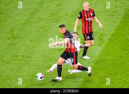 Frankfurt, Deutschland. September 2020. Dominik Kohr (L) aus Frankfurt spielt mit Marcel Hartel (C) aus Bielefeld während eines Bundesliga-Spiels zwischen Eintracht Frankfurt und Arminia Bielefeld in Frankfurt am 19. September 2020. Quelle: Kevin Voigt/Xinhua/Alamy Live News Stockfoto