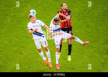 Frankfurt, Deutschland. September 2020. Amos Pieper (L) und Manuel Prietl (C) aus Bielefeld wetteifern um einen Kopfball mit Bas Dost aus Frankfurt bei einem Bundesligaspiel zwischen Eintracht Frankfurt und Arminia Bielefeld in Frankfurt am 19. September 2020. Quelle: Kevin Voigt/Xinhua/Alamy Live News Stockfoto