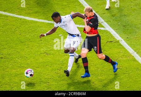 Frankfurt, Deutschland. September 2020. Sergio Cordova (L) aus Bielefeld siegte mit Martin Hinteregger aus Frankfurt während eines Bundesligaspiel zwischen Eintracht Frankfurt und Arminia Bielefeld in Frankfurt am 19. September 2020. Quelle: Kevin Voigt/Xinhua/Alamy Live News Stockfoto