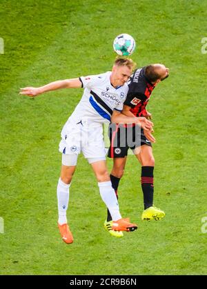 Frankfurt, Deutschland. September 2020. Amos Pieper (L) aus Bielefeld wetteiferte um einen Kopfball mit Bas Dost aus Frankfurt während eines Bundesliga-Spiels zwischen Eintracht Frankfurt und Arminia Bielefeld in Frankfurt am 19. September 2020. Quelle: Kevin Voigt/Xinhua/Alamy Live News Stockfoto