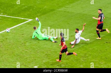 Frankfurt, Deutschland. September 2020. Cebio Soukou (2. R) aus Bielefeld macht einen Torschuss bei einem Bundesliga-Spiel zwischen Eintracht Frankfurt und Arminia Bielefeld in Frankfurt am 19. September 2020. Quelle: Kevin Voigt/Xinhua/Alamy Live News Stockfoto