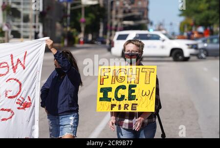 St. Louis, Usa. September 2020. Demonstranten blockieren Straßen, während sie am Samstag, dem 19. September 2020, in St. Louis in einem Abschaffen-EISMARSCH marschieren. Die Gruppe fordert die Abschaffung der US-Einwanderungs- und Zollbehörde und sagt, dass Abschiebung ein Verbrechen ist. Foto von Bill Greenblatt/UPI Kredit: UPI/Alamy Live News Stockfoto