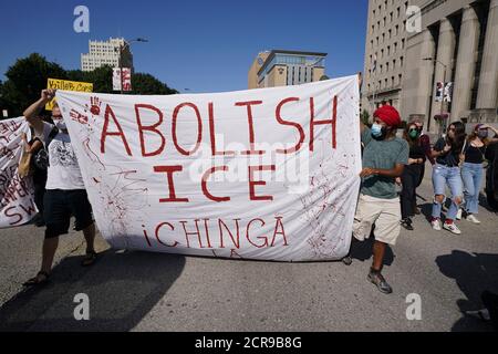 St. Louis, Usa. September 2020. Protestler gehen am Samstag, den 19. September 2020, in St. Louis auf die Straßen von St. Louis in einem Abschaffen-EISMARSCH. Die Gruppe fordert die Abschaffung der US-Einwanderungs- und Zollbehörde und sagt, dass Abschiebung ein Verbrechen ist. Foto von Bill Greenblatt/UPI Kredit: UPI/Alamy Live News Stockfoto