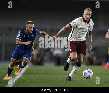 Verona, Italien. September 2020. Rick Karsdorp (R) von Roma steht mit Federico Dimarco von Hellas Verona während eines Fußballmatches zwischen Hellas Verona und Roma in Verona, Italien, am 19. September 2020. Quelle: Alberto Lingria/Xinhua/Alamy Live News Stockfoto