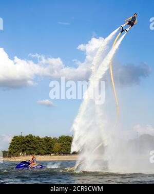 Rocket man fliegt auf einem Jet Fly Board am Lake Arlington, Texas. Stockfoto