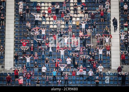 Frankfurt, Deutschland. September 2020. Fans werden im Deutsche Bank Park vor einem Bundesliga-Spiel zwischen Eintracht Frankfurt und Arminia Bielefeld in Frankfurt am 19. September 2020 zu sehen sein. Rund 6,500 Fans durften das Stadion betreten, um am Samstag das Bundesliga-Spiel zwischen Eintracht Frankfurt und Arminia Bielefeld in Frankfurt zu sehen. Quelle: Kevin Voigt/Xinhua/Alamy Live News Stockfoto