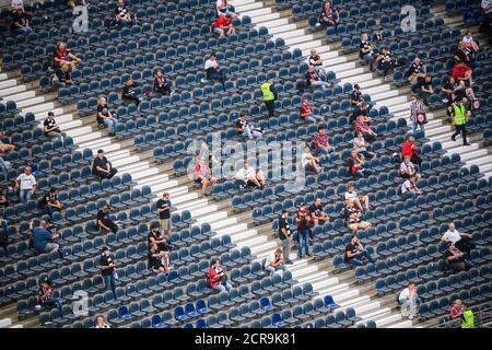 Frankfurt, Deutschland. September 2020. Fans werden im Deutsche Bank Park vor einem Bundesliga-Spiel zwischen Eintracht Frankfurt und Arminia Bielefeld in Frankfurt am 19. September 2020 zu sehen sein. Rund 6,500 Fans durften das Stadion betreten, um am Samstag das Bundesliga-Spiel zwischen Eintracht Frankfurt und Arminia Bielefeld in Frankfurt zu sehen. Quelle: Kevin Voigt/Xinhua/Alamy Live News Stockfoto