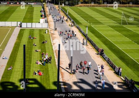 Frankfurt, Deutschland. September 2020. Fans gehen vor einem Bundesliga-Spiel zwischen Eintracht Frankfurt und Arminia Bielefeld in Frankfurt am 19. September 2020 in den Deutsche Bank Park. Rund 6,500 Fans durften das Stadion betreten, um am Samstag das Bundesliga-Spiel zwischen Eintracht Frankfurt und Arminia Bielefeld in Frankfurt zu sehen. Quelle: Kevin Voigt/Xinhua/Alamy Live News Stockfoto
