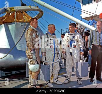 Die Crew der erste bemannte Apollo Raumfahrt, ApolloSaturn (AS) Mission 204, wird an Bord der NASA-Schiff Retriever (MVR) in Vorbereitung auf die Apollo Wasser egress Training geeignet. Stockfoto