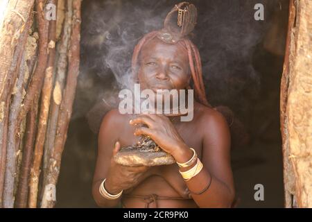 Himba Frau mit traditionellen Kopfschmuck Stockfoto