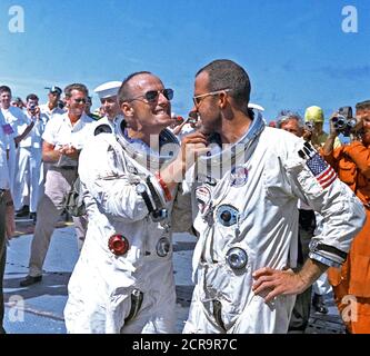 Astronauten Charles Conrad Jr tweaks Astronaut L. Gordon Cooper's 8-tag Wachstum von Bart für die Kameraleute während an Bord des Prime recovery Behälter nach ihren Gemini-5 Flug Stockfoto