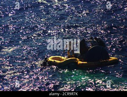 L. Astronauten Gordon Cooper und Charles Conrad jr. jr., ihre Raumfahrzeuge Ausfahrt nach der Wasserung der Gemini-5 Stockfoto