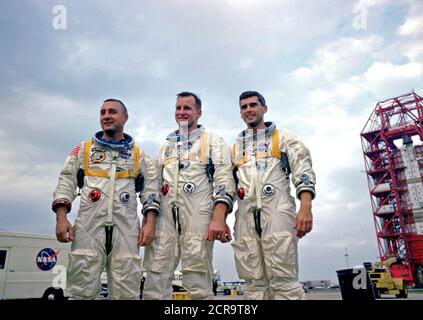 Die Crew der NASA die erste bemannte Apollo Raumfahrt, am 21. März 1966 genannt, sind während der Ausbildung in Florida. L zu den seltenen Astronauten Virgil Grissom, Edward I. H. Weiß II, und Roger Chaffee Stockfoto