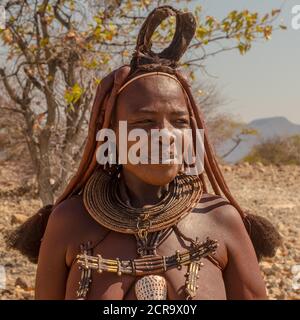 Himba Frau mit traditionellen Kopfschmuck Stockfoto