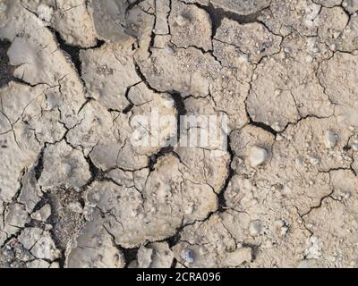 Ausgetrocknete Lehmböden, Risse im Boden Stockfoto