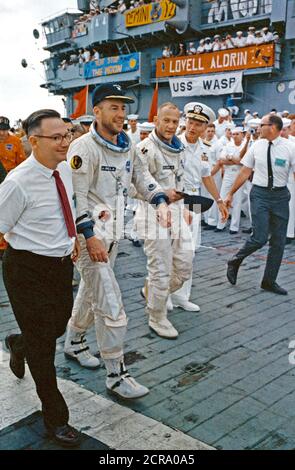 Ein glückliches Gemini-12 prime Crew kommt an Bord der Flugzeugträger USS Wasp. Astronauten James A. Lovell Jr. (L), und Edwin E. Aldrin jr. hatte gerade von Die Wasserung Bereich ausgewählt worden. Stockfoto