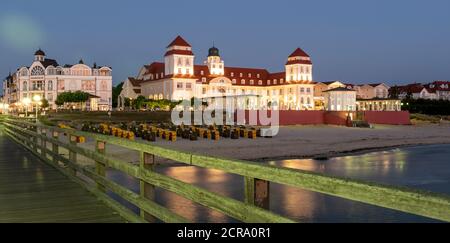 Deutschland, Mecklenburg-Vorpommern, Ostseebad Binz, Kurhaus an der Strandpromenade, Liegen Stockfoto