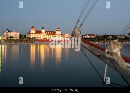 Deutschland, Mecklenburg-Vorpommern, Ostseebad Binz, Kurhaus an der Strandpromenade, Liegen Stockfoto