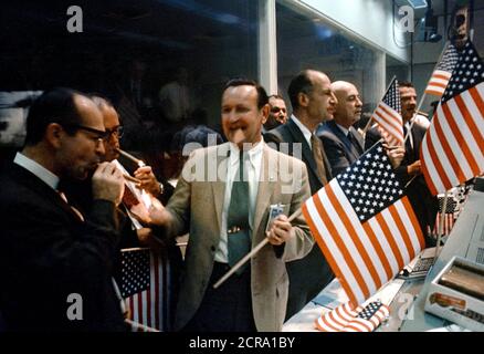 Die NASA und bemannte Raumfahrzeuge Beamte des Zentrums, melden Sie w Flight Controller in der Mission Operations Control Zimmer feiern den erfolgreichen Abschluss der Apollo 11 Mondlandung Mission. Stockfoto