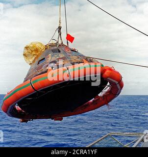 Die Apollo-11-Steuermodul (CM) fotografiert, wie es an Bord der USS Hornet, Prime recovery Gefäß für den historischen Apollo 11 Mondlandung mission gehisst wird. Stockfoto