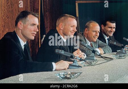 Gemini-8 Prime und Backup Mannschaften während der Pressekonferenz. L und R sind Astronauten David R. Scott, Neil A Armstrong, Charles Conrad jr., und Richard F. Gordon jr. Stockfoto