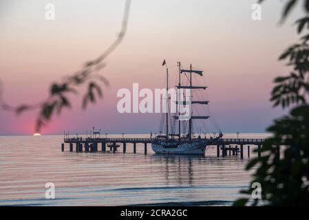 Deutschland, Mecklenburg-Vorpommern, Ostseebad Binz, Seebrücke, Segelschiff Loth Loriën, Sonnenaufgang Stockfoto