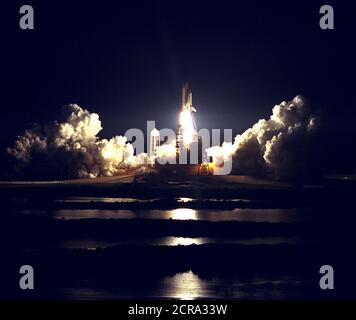 Das Space Shuttle Atlantis Flammen durch den Nachthimmel der STS-86 Mission, schiefergedeckt, der siebte von neun geplanten Dockingkomponenten des Space Shuttle mit der russischen Raumstation Mir zu beginnen. Stockfoto