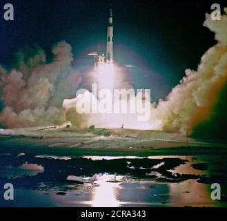 Abheben von der Apollo 17 Saturn V Mondrakete von Pad A, Launch Complex 39, Kennedy Space Center, Florida, um 12:33 Uhr, 7. Dezember 1972. Apollo 17 die letzte Mondlandung Mission war die erste Nacht-Start einer Saturn V-Rakete. Stockfoto