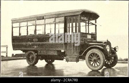 . Elektrische Eisenbahnzeitschrift . nsidered thatif die Stäbe waren herausgenommen worden und gerade gerichtet zu dieser Zeit ihre Nützlichkeit muß verringert worden sein, weil diese spezielle Klasse des hochwertigen Stahls Glühen nach der lokalen Beheizung nachgefragt hat und es noannealing Öfen im Westen mit der notwendigen Ca-pacity gab. Die Tatsache, dass zum Zeitpunkt des Scheiterns der Aufstrahlbalken des gebrochenen Augenbarenpaares die Markierung eines schweren Schlages auf der Aufstrahlseite in der unmittelbaren Nähe der Fraktur aufzeigte, war eine Umgehung, die diese Schlussfolgerung bestätigt. Auto-Bus Line in Seattle Ausrüstung der Tochtergesellschaft von Stockfoto