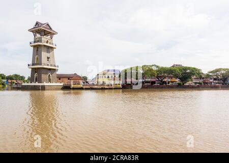 Die malerische Dataran Tanjung Chali mit seinem imposanten Turm als Vom Park auf der anderen Flussseite aus gesehen Stockfoto