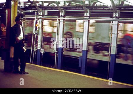 Mann Rücken vom Brüllen der U-Bahn. 05/1973 Stockfoto