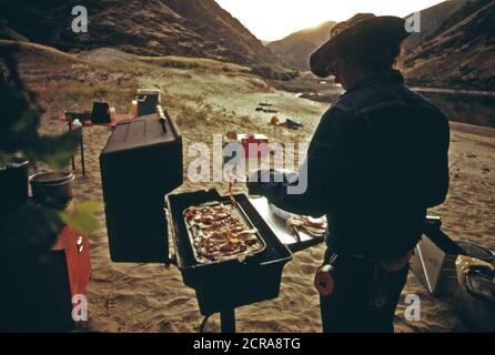 Frühstück in der Campingplatz auf dem Snake River in Hells Canyon mit einem Propan Grill Mai 1973 Stockfoto