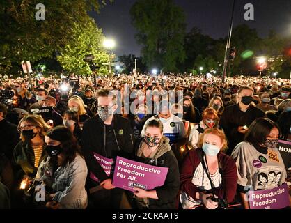 DC, DC, USA. September 2020. Washington, DC- 09/19/20 Einen Tag nach der Verabschiedung der Richterin des Obersten Gerichtshofs der USA Ruth Bader Ginsburg am 18. September 2020 kamen Tausende von Menschen vor den Obersten Gerichtshof der USA, um ihre Achtung zu erweisen und an einer nationalen Mahnwache für Ginsburg teilzunehmen. Die Mahnwache war Teil einer nationalen sogar vor allen Gerichtsgebäuden in den USA geplant. S Credit: Essdras M. Suarez/ZUMA Wire/Alamy Live News Stockfoto