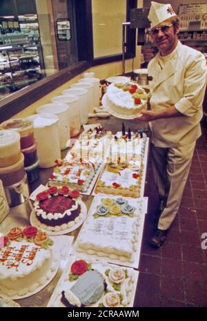 Der deutsche Einwanderer Hans Strzyso ist Chefbäcker im Madsens Supermarkt. Er ist spezialisiert auf alle Arten von dekorierten Kuchen und ethnisch deutschen Backwaren, die frisch gemacht werden täglich ca. 1975 Stockfoto