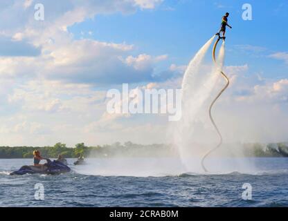 Rocket man fliegt auf einem Jet Fly Board am Lake Arlington, Texas. Stockfoto