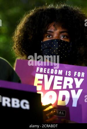 DC, DC, USA. September 2036. Washington, DC- 09/19/20 Einen Tag nach der Verabschiedung der Richterin des Obersten Gerichtshofs der USA Ruth Bader Ginsburg am 18. September 2020 kamen Tausende von Menschen vor den Obersten Gerichtshof der USA, um ihre Achtung zu erweisen und an einer nationalen Mahnwache für Ginsburg teilzunehmen. Die Mahnwache war Teil einer nationalen sogar vor allen Gerichtsgebäuden in den USA geplant. S Credit: Essdras M. Suarez/ZUMA Wire/Alamy Live News Stockfoto