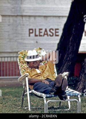 1973 - Schwarzer Mann bei EINEM Nickerchen in EINER Chaise Lounge auf der Südseite Chicagos, 08/1973 Stockfoto