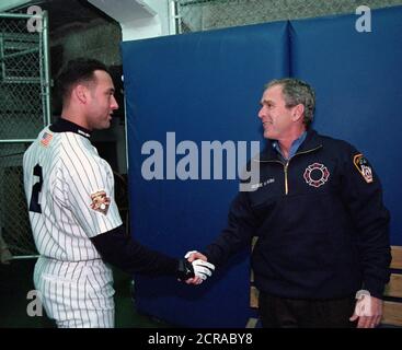 Präsident George W. Bush schüttelt Hände mit Yankee shortstop Derek Jeter Dienstag, Oktober 30, 2001, vor dem Werfen den zeremoniellen ersten Pitch in Spiel 3 der World Series zwischen den Arizona Diamondbacks und die New York Yankees im Yankee Stadium in New York City. Stockfoto