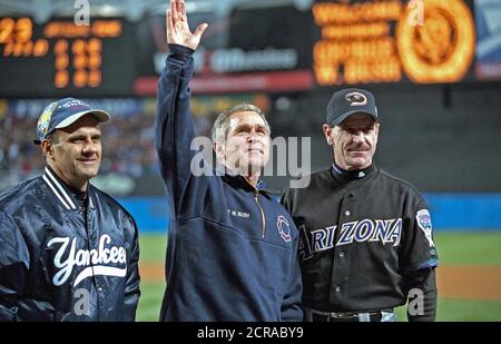 Präsident George W. Bush Wellen an, zu den Volksmengen Dienstag, Oktober 30, 2001, als er steht mit Yankees Manager Joe Torre, Links, und Diamantmarkierungen Manager Bob Brenly auf dem Feld im Yankee Stadium in New York City. Stockfoto