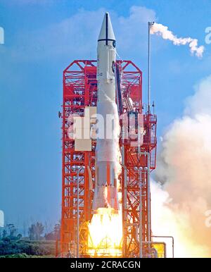 Der atlas-centaur 10, die die Raumsonde Surveyor 1, Abheben von Pad 36 A. Die Surveyor 1 Mission erkundet die Mondoberfläche für zukünftige Apollo bemannte Mondlandung. Stockfoto