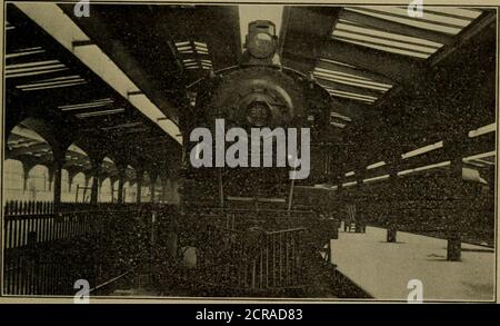 . Eisenbahninstandhaltung Engineering, mit Hinweisen auf den Bau . C. Chicago und North Western Railway, Chicago Terminal.Abb. 130. – Passagierterminals. BAHNHOF UND STRASSENBAU GEBÄUDE 233 SCHUPPEN. Seit vielen Jahren bestehen die Bahnschuppen für große Eisenbahner aus langspannigen Dachträgern, die Hochdächer stützen und in der Regel alle Gleise überspannen. Die Höhe dieser Stationen hatte ihren Ursprung in einer Bemühung, die Stahlarbeiten und Oberlichter so weit wie möglich von der direkten Wirkung der Motorgase und des Rauchs zu tolocate, und die Lüftung im Schuppen zu verbessern. Die schwere Abwertung der hesheds an Stockfoto
