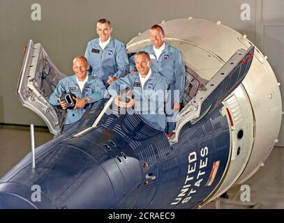 Das Gemini-12 prime Crew (vorne) James A. Lovell Jr. (R) und Edwin E. Aldrin Jr. (L) auf der Rückseite ist die Gemini-12 backup crewL. Gordon Cooper jr., (R) und Eugene Cernan A. Stockfoto