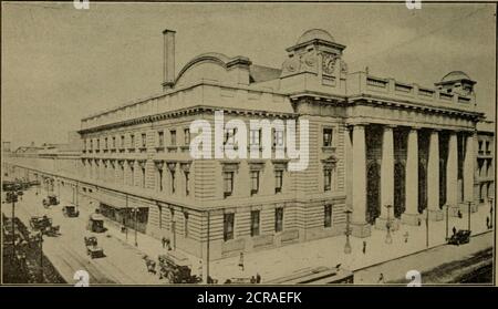 . Eisenbahninstandhaltung Engineering, mit Hinweisen auf den Bau . B. Union Station, Washington. C. Chicago und North Western Railway, Chicago Terminal.Abb. 130. – Passagierterminals. BAHNHOF UND STRASSENBAU GEBÄUDE 233 SCHUPPEN. Seit vielen Jahren bestehen die Bahnschuppen für große Eisenbahner aus langspannigen Dachträgern, die Hochdächer stützen und in der Regel alle Gleise überspannen. Die Höhe dieser Stationen hatte ihren Ursprung in einer Bemühung, die Stahlarbeiten und Oberlichter so weit wie möglich von der direkten Wirkung der Motorgase und des Rauchs zu tolocate, und die Lüftung im Schuppen zu verbessern. Das Schweres Stockfoto