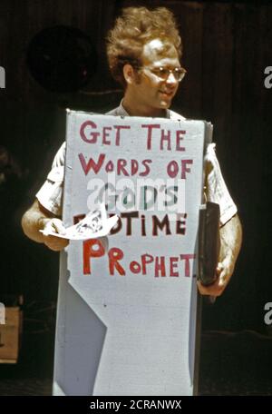 August bringt aug Tage der D'Fountain Square. Ein Foursquare Gospeller verbreitet das Wort unter den Festival Massen 1973 Stockfoto