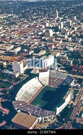 Lincoln, der Hauptstadt, aus der Luft gesehen. Im Vordergrund ist die University of Nebraska-Stadion, Mai 1973 Stockfoto