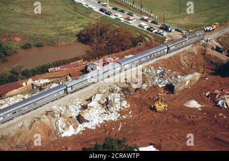 Das Lone Star Personenzug langsam macht seinen Weg Vergangenheit Schmutz, der von einem Güterzug entgleist in Oklahoma, der Schienenverkehr für zwei Tage unterbrochen, Juni 1974 führte Stockfoto