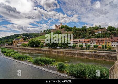 Blick auf die Festung Marienberg in Würzburg von der Alten Mainbrücke, Unterfranken, Franken, Bayern, Deutschland Stockfoto