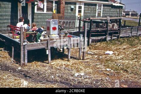 Abfälle aus diesem Hause in breiten Kanal sind in Jamaica Bay über Graben durchgeführt. Die Gemeinschaft fehlt eine städtische Abwassersystem 05 1973 Stockfoto